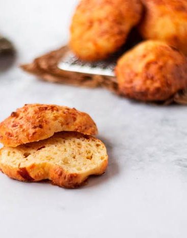 Scones de queijo e tomate seco