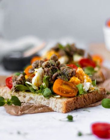 Tosta de ovo mexido e carne