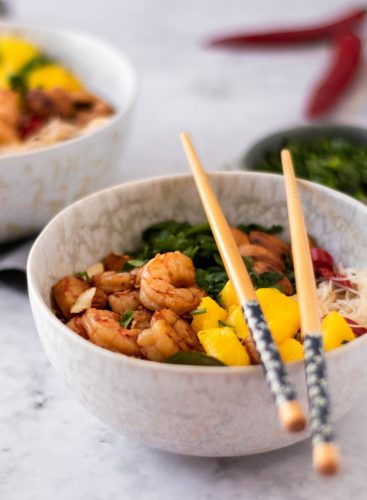 Noodles com camarão e manga