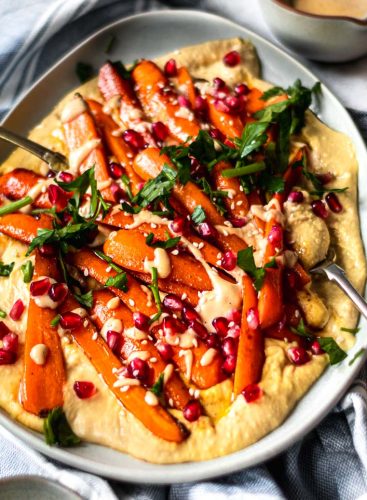 Cenouras caramelizadas com humus e roma