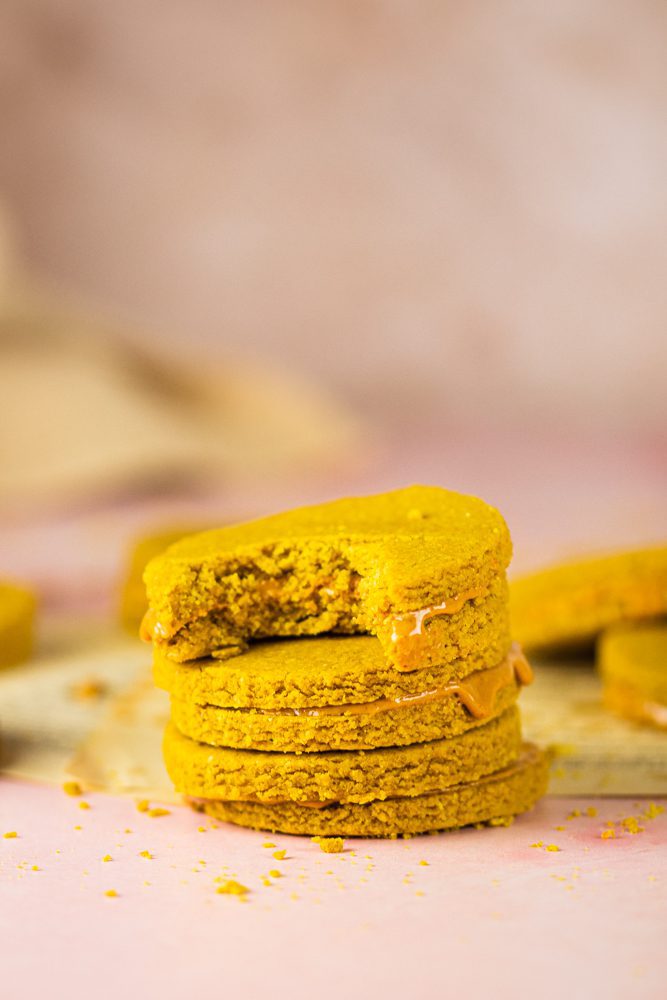 Cookies de Abóbora e Manteiga de Amendoim de frente com dentada