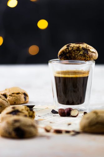 Cookies de Avelã e Chocolate de frente com café